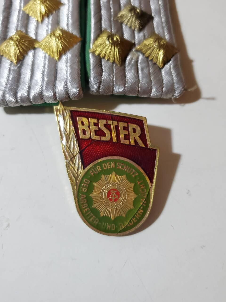 韵星假日军品类拍卖第40期 -- Rimey Holidays Militaria Auction 40 民主德国内务部人民警察上尉肩章+优秀辅警奖章