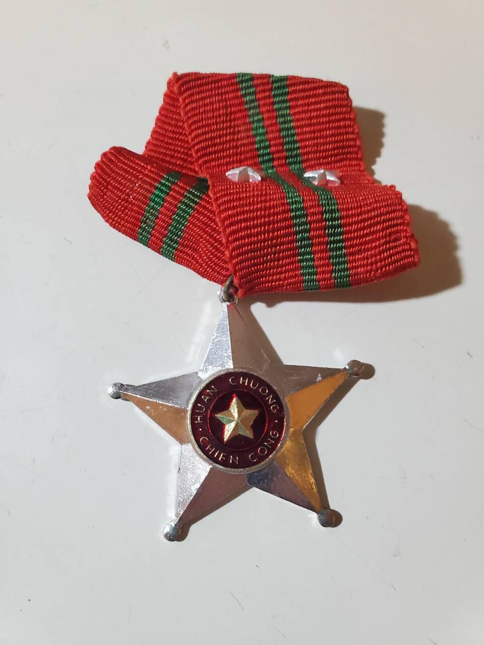 韵星假日军品类拍卖第40期 -- Rimey Holidays Militaria Auction 40 越南社会主义共和国二级战功勋章 越中战争时期软挂好品 需前线杀敌或者指挥小型战斗