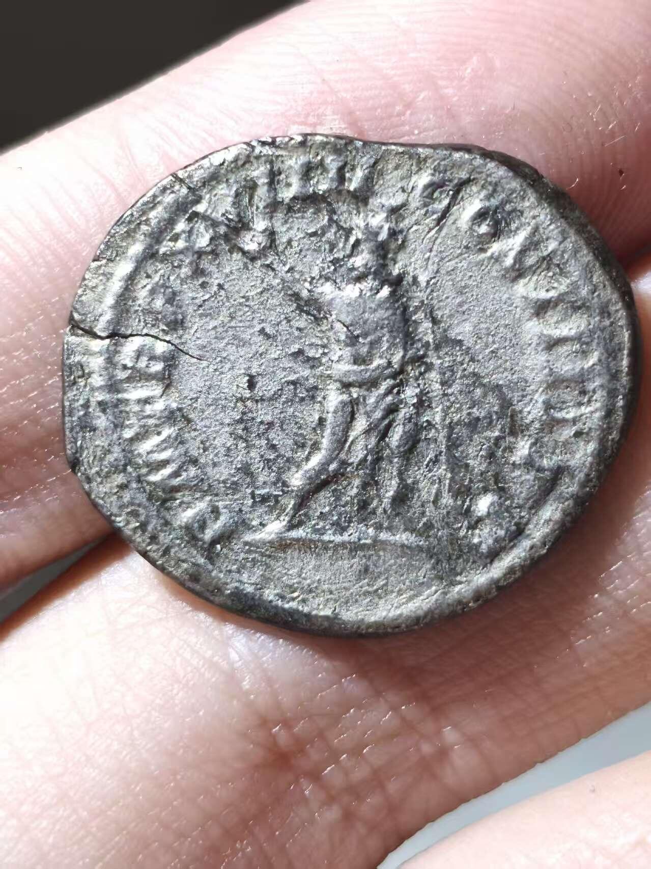 星盘世界钱币二月二十一日初五 世界古典币春节精品大拍 祝各位藏友马年大吉-新年新气象！ 卡拉卡拉双第纳尔Antoninianus银币，公元216年铸于罗马厂，是该币值首次发行期间的产物，背面是塞拉皮斯Serapis持杖立像，币文是卡拉卡拉头衔，有日尔曼征服者，十九届保民官，三届执政官。