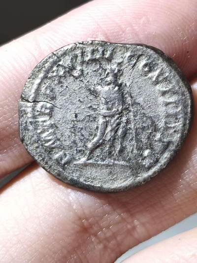 卡拉卡拉双第纳尔Antoninianus银币，公元216年铸于罗马厂，是该币值首次发行期间的产物，背面是塞拉皮斯Serapis持杖立像，币文是卡拉卡拉头衔，有日尔曼征服者，十九届保民官，三届执政官。