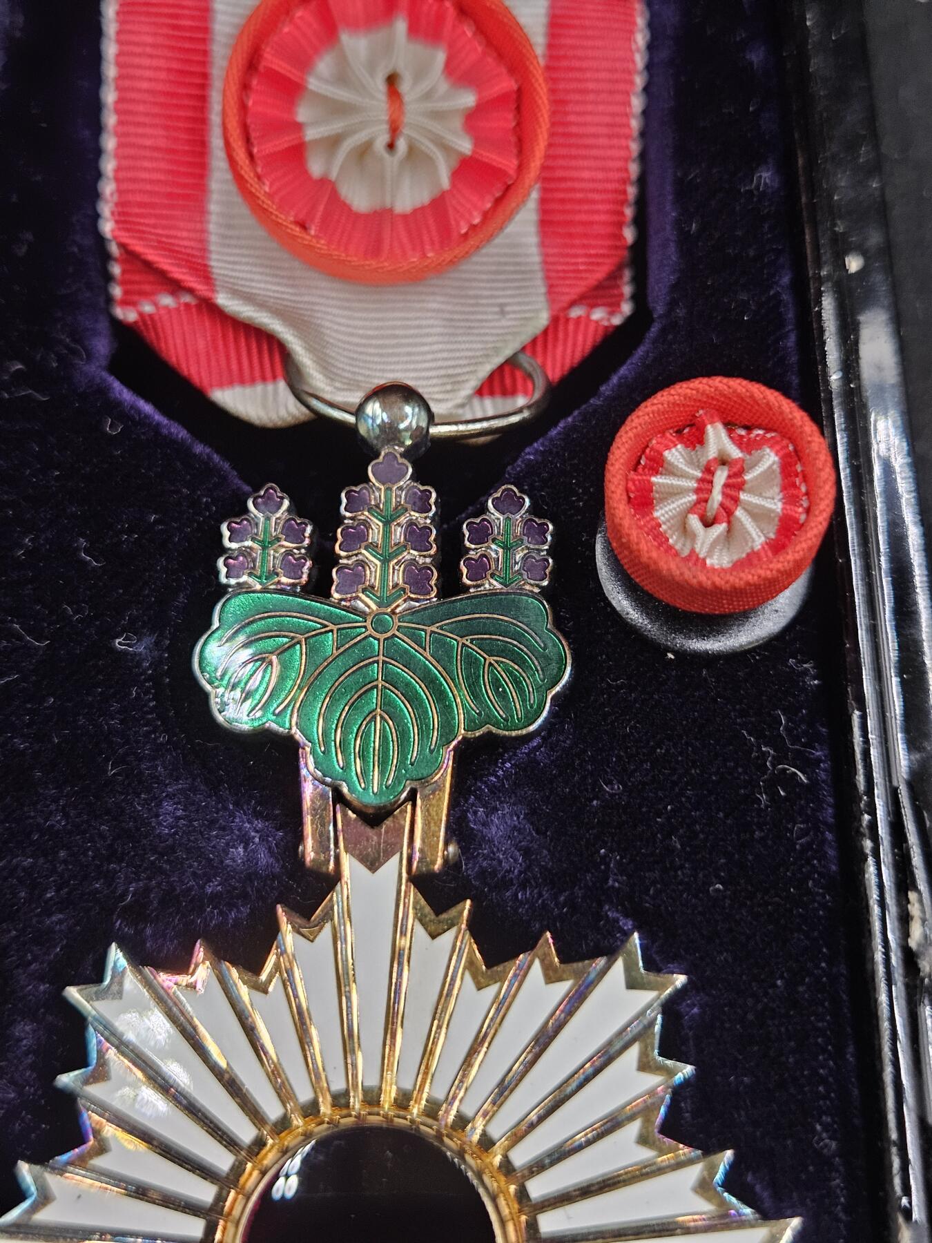 0元起拍勋章 第333期 咸鱼国勋章拍卖专场 2月11日（周三）下午6：00开始 日本四等旭日章 银制带盒略 盒有小裂不明显