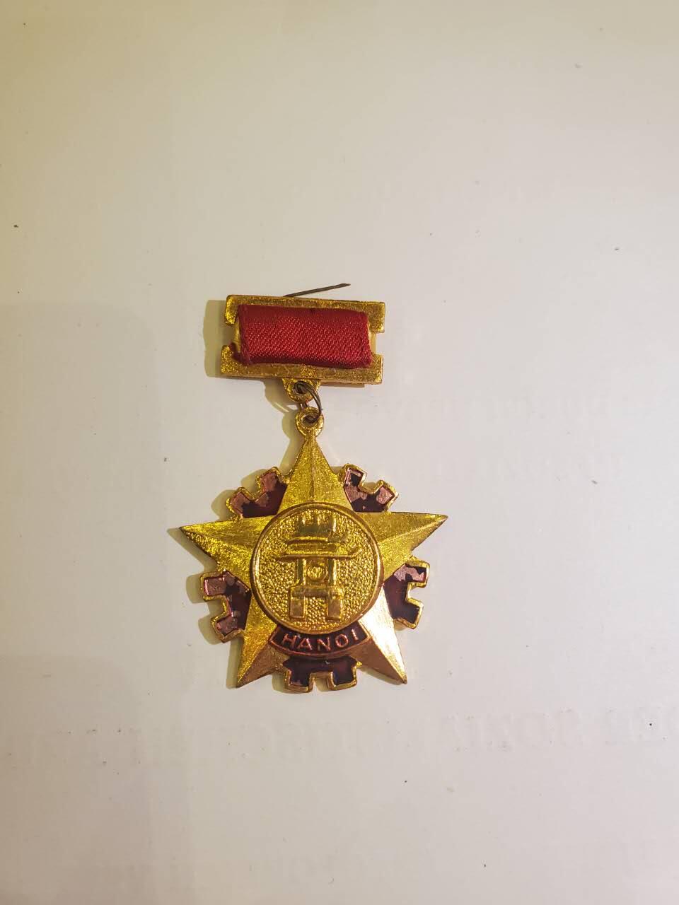 韵星假日军品类拍卖第40期 -- Rimey Holidays Militaria Auction 40 越南社会主义共和国建设首都河内地区奖章 好品