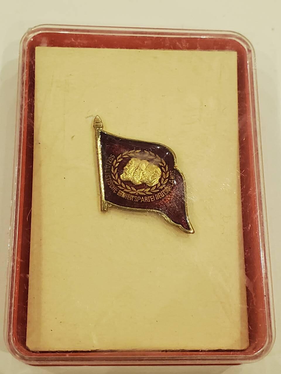 韵星假日军品类拍卖第40期 -- Rimey Holidays Militaria Auction 40 民主德国统一社会党代表大会代表证章带原盒 极品无损