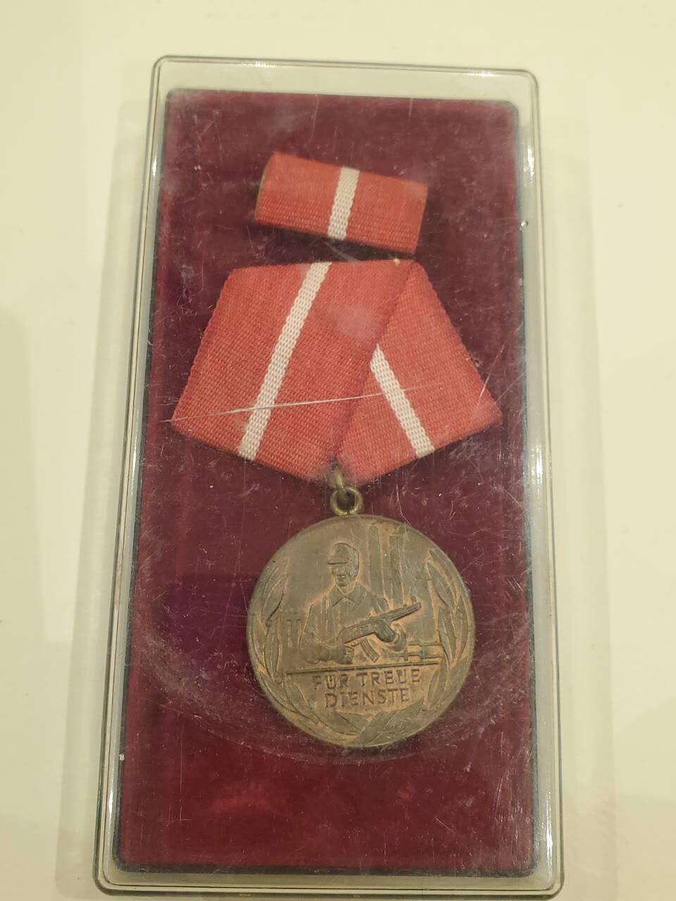 韵星假日军品类拍卖第40期 -- Rimey Holidays Militaria Auction 40 民主德国铜级工战队优秀服务奖章带原盒略一套