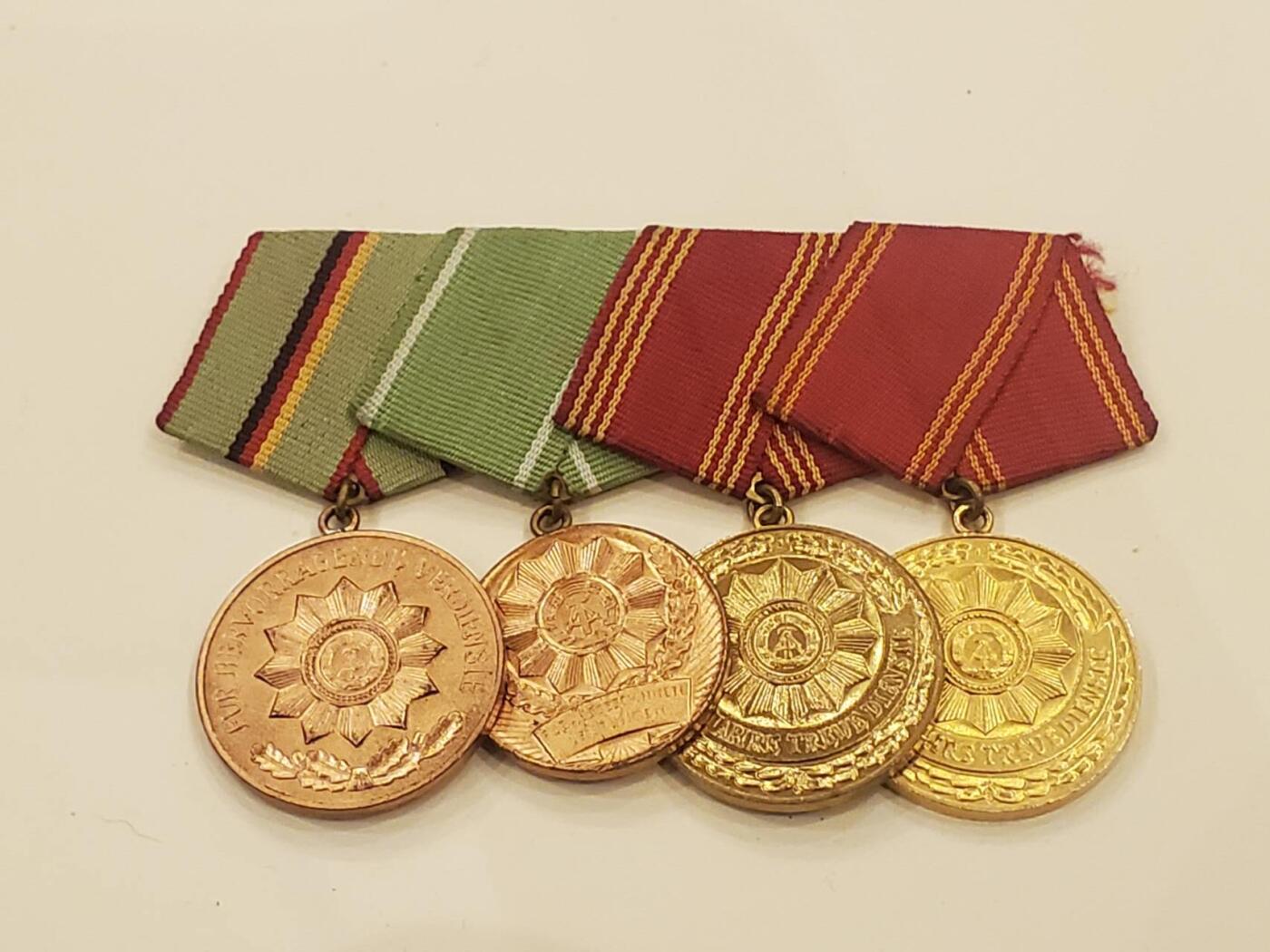 韵星假日军品类拍卖第40期 -- Rimey Holidays Militaria Auction 40 民主德国内务部武装力量军官四联排-- 铜级功绩奖章 铜级优秀服务 特级二等 特级一等 涵盖最高级奖章 镀金完好