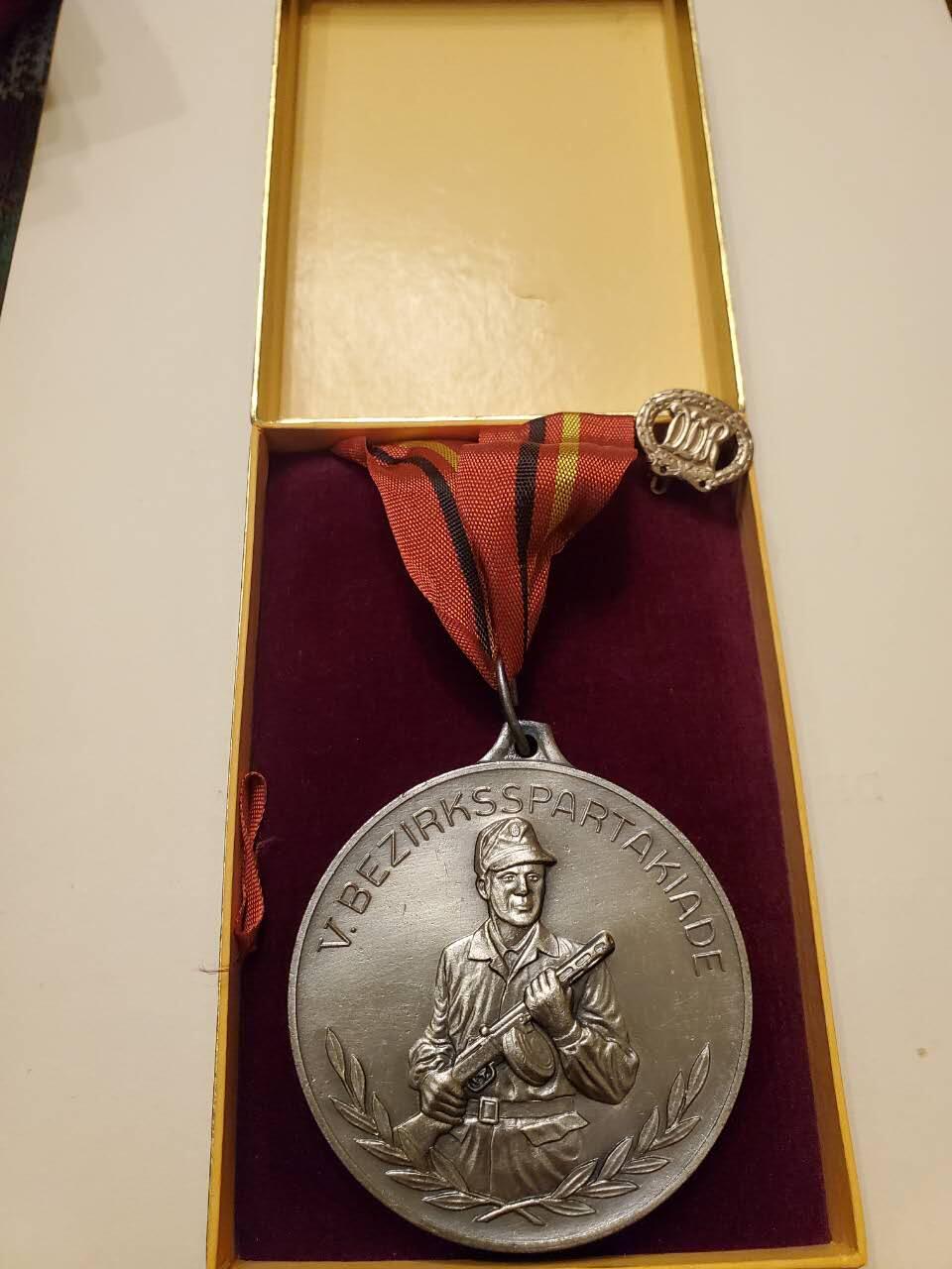 （450件拍品！制服徽章盛宴）罗岚⭐爱藏⭐年前甄选大拍场-店主清仓处理-分享拍场额外现金红包（实体经营） 稀有-- 民主德国莱比锡工战队资深军官奖章+金级体能奖章 非常大 接近一公斤重 制作非常精致 高浮雕 仿皮盒 品相非常好