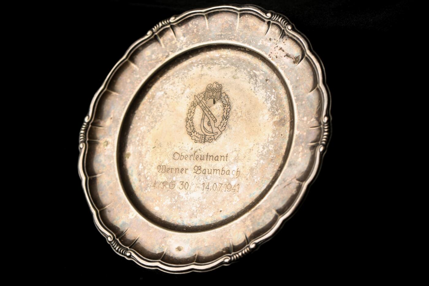 欢庆春节！戎马世界章牌大赏第112期春节大拍  德专场 1941年德国空军纪念盘——赠予双剑骑士铁十字勋章获得者 KG30联队军官 高级中尉维尔纳·鲍姆巴赫（这个步突标是第一攻击机联队的中队徽章，推测是第一攻击机联队在其获得橡树叶勋饰那天给他的赠礼）