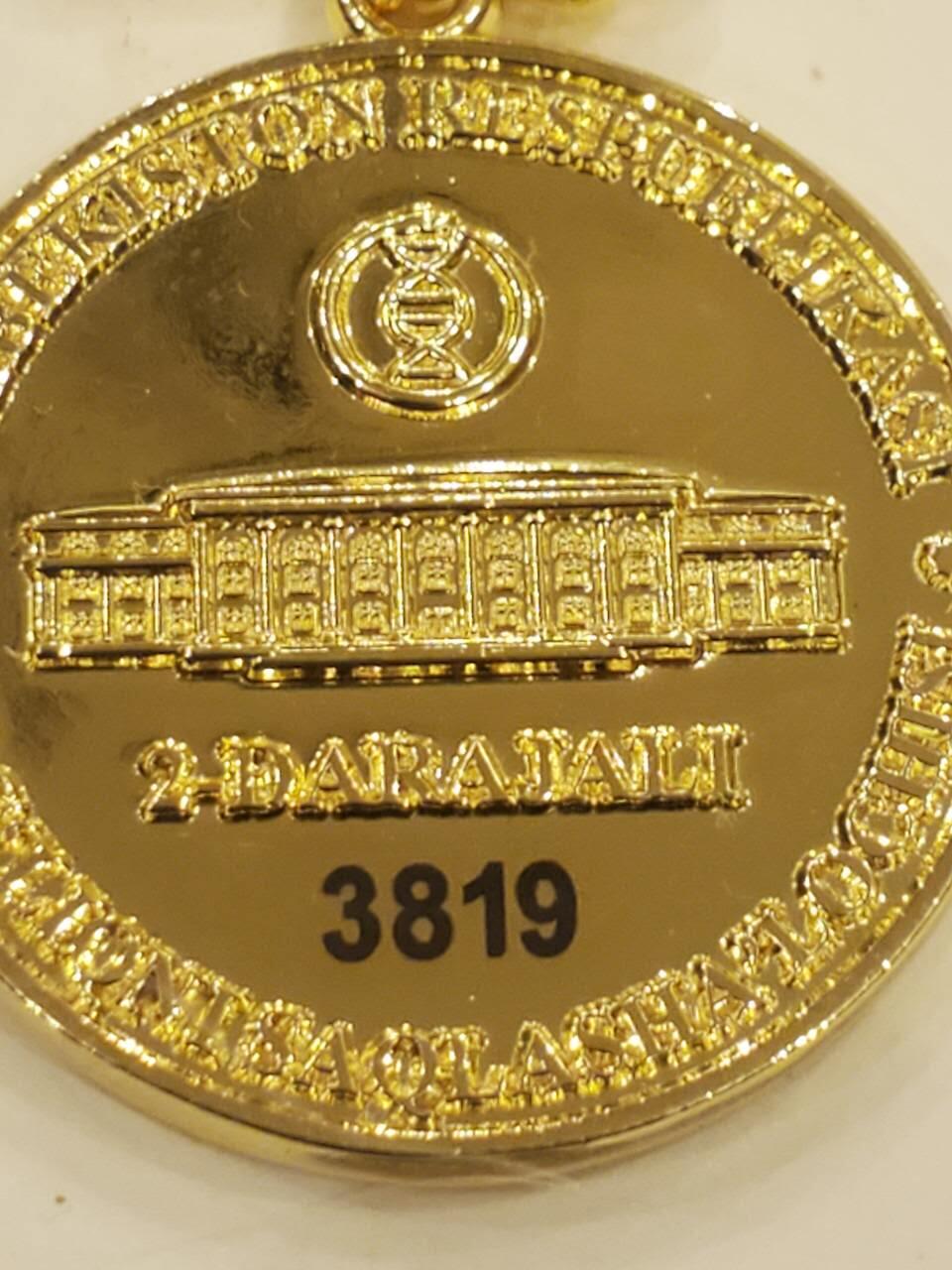 韵星假日军品类拍卖第40期 -- Rimey Holidays Militaria Auction 40 乌兹别克斯坦共和国卫生部二级优秀服务人员奖金奖章 实发3819号 非常稀少 设计继承苏联的奖金奖章 铜镀金 非常厚重 仅颁发给高级官员