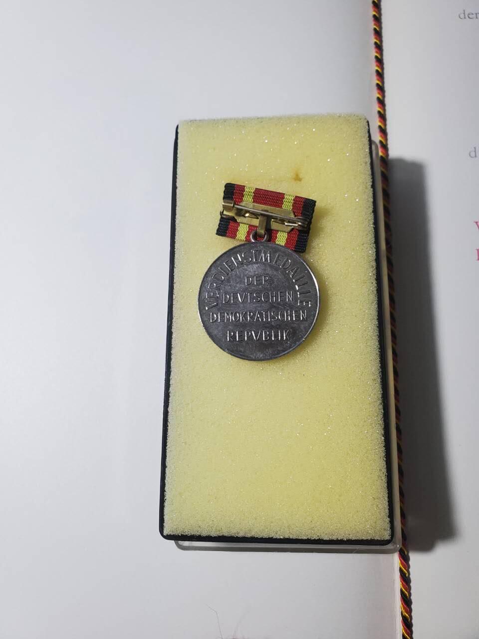 韵星假日军品类拍卖第40期 -- Rimey Holidays Militaria Auction 40 民主德国国家功勋奖章带原盒带证一套 好品无损 最高等级奖章 证少见