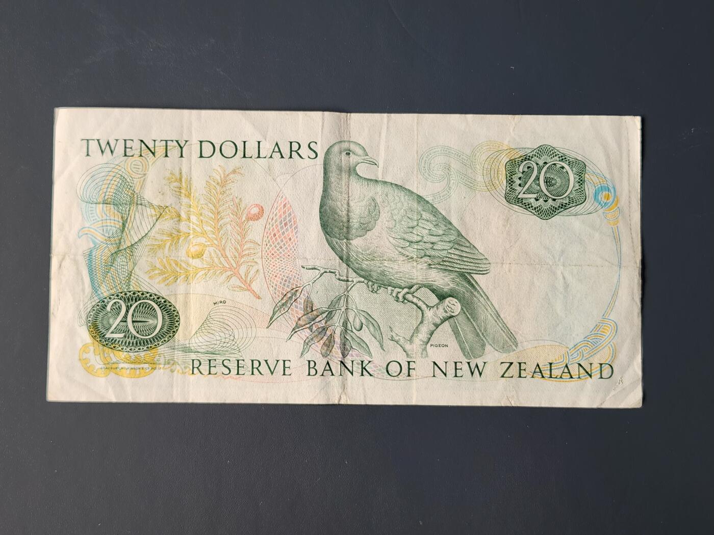 2月10号晚上8点 外国纸币自动截拍第23场 新西兰 20元  1981年 首发首签版 美品