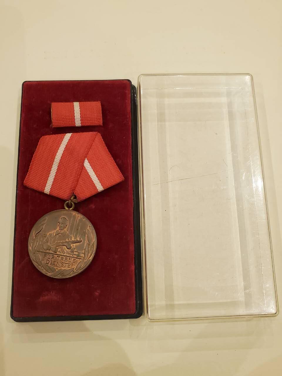 韵星假日军品类拍卖第40期 -- Rimey Holidays Militaria Auction 40 民主德国铜级工战队优秀服务奖章带原盒略一套