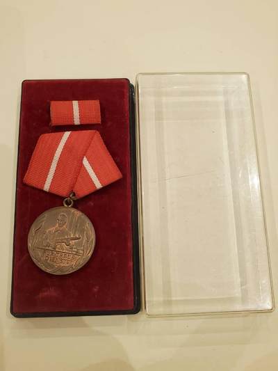 韵星假日军品类拍卖第40期 -- Rimey Holidays Militaria Auction 40 - 民主德国铜级工战队优秀服务奖章带原盒略一套