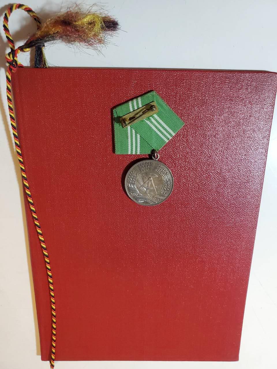 韵星假日军品类拍卖第40期 -- Rimey Holidays Militaria Auction 40 民主德国第一版银级内务部武装力量优秀服务奖章 实发带证一套 无国徽版本