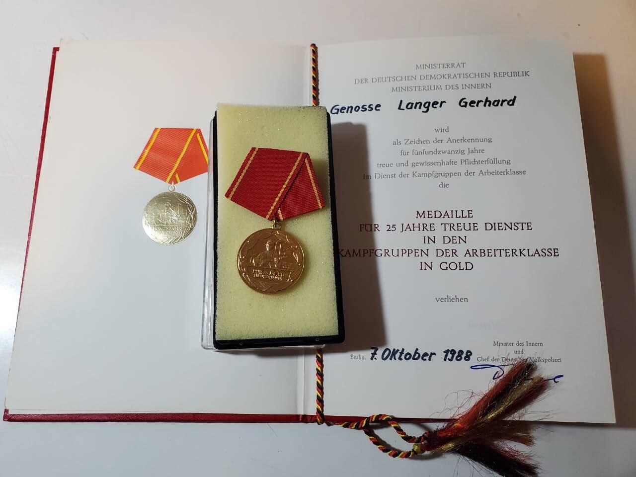 韵星假日军品类拍卖第40期 -- Rimey Holidays Militaria Auction 40 民主德国工战队特级优秀服务奖章带原盒证书一套 好品 实发少见 铜镀金 高于金级