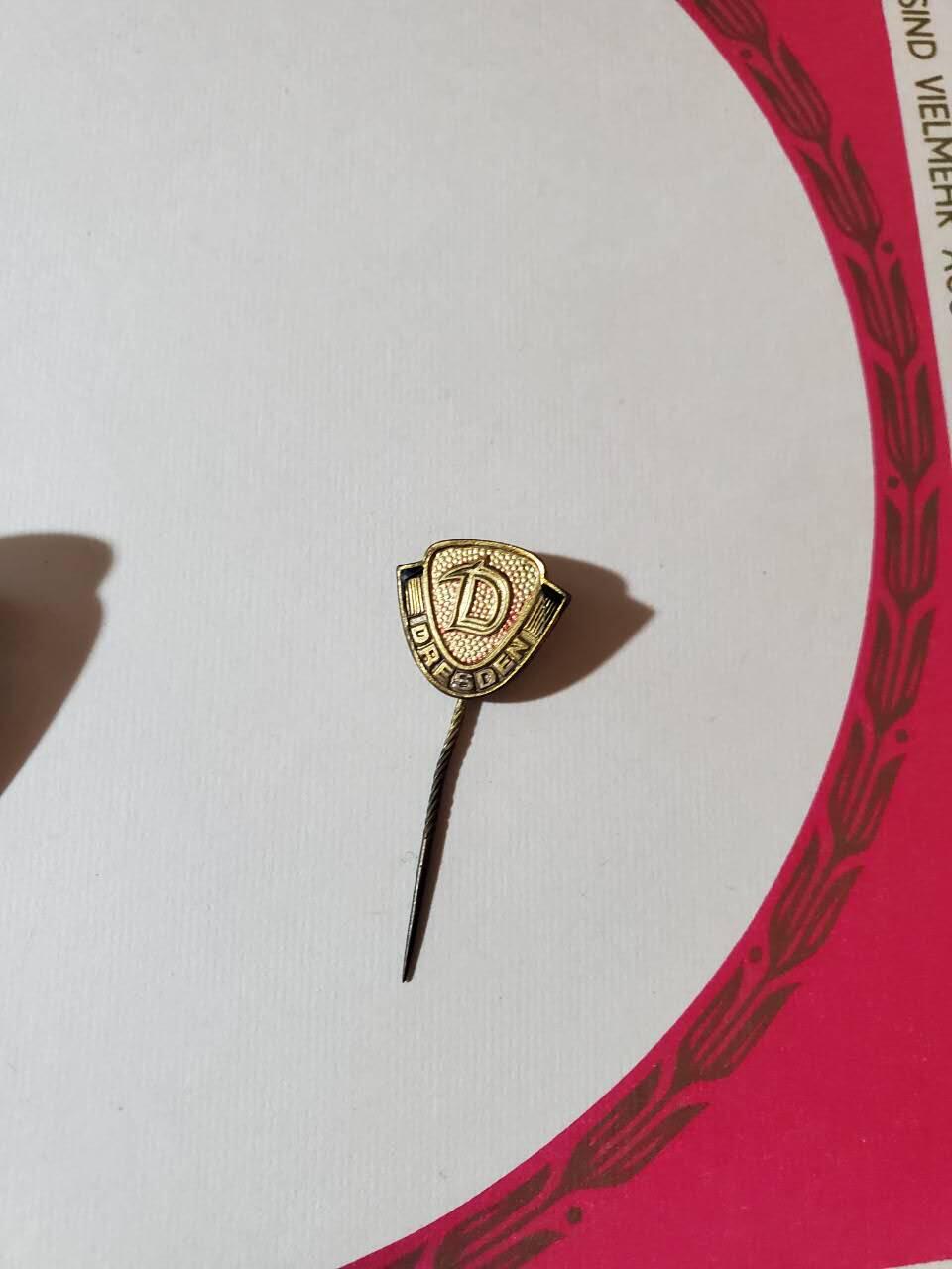 韵星假日军品类拍卖第40期 -- Rimey Holidays Militaria Auction 40 民主德国dtsb体育协会优秀成员证章、插针带证书一套