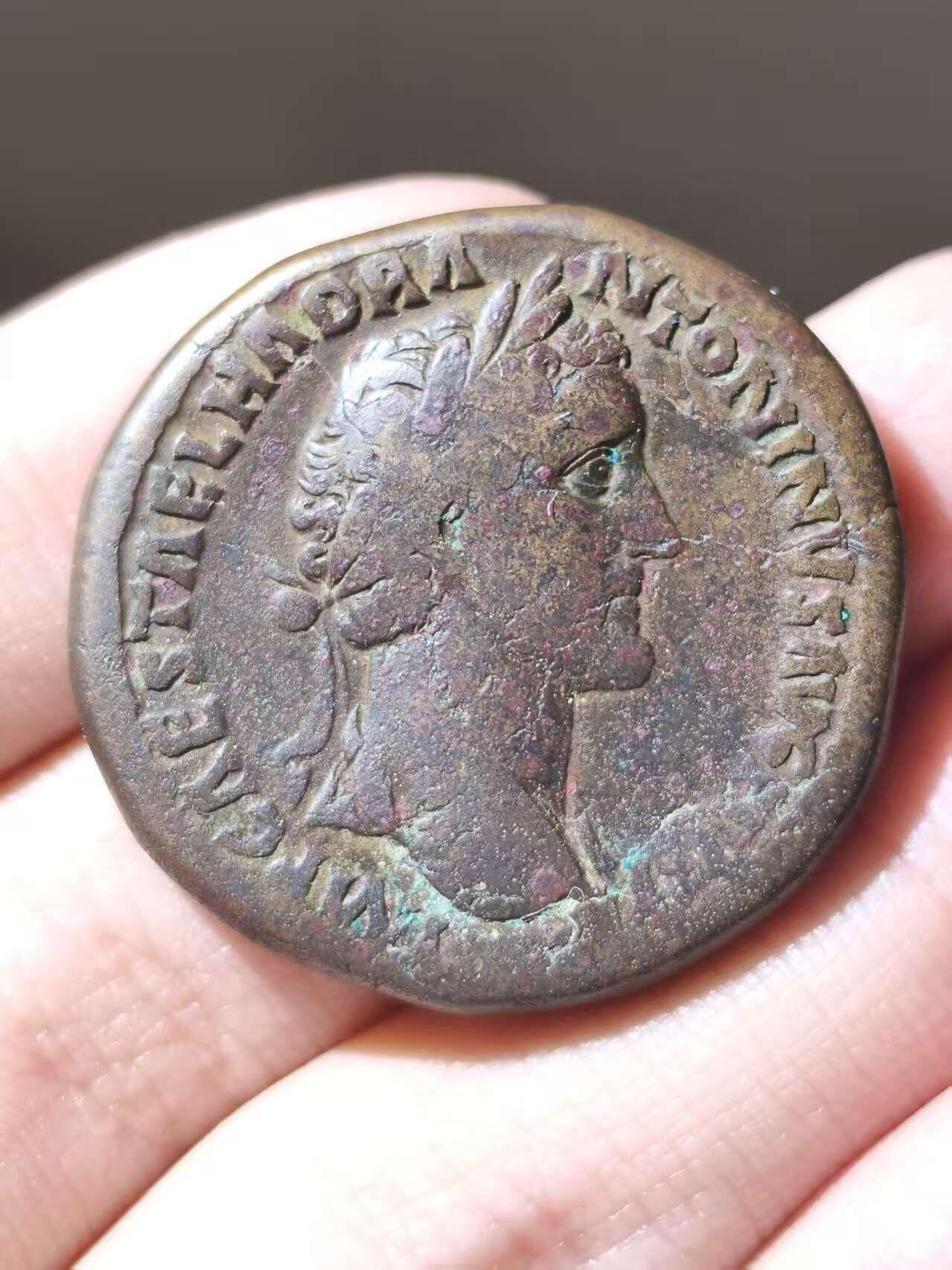 星盘世界钱币二月二十一日初五 世界古典币春节精品大拍 祝各位藏友马年大吉-新年新气象！  安东尼庇护塞斯特提大铜币，公元150-152年铸于罗马。背面年神Annona坐像，手持麦穗指向谷物桶Modius，并怀抱丰饶角。