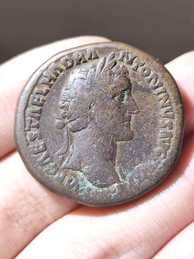 星盘世界钱币二月二十一日初五 世界古典币春节精品大拍 祝各位藏友马年大吉-新年新气象！ -  安东尼庇护塞斯特提大铜币，公元150-152年铸于罗马。背面年神Annona坐像，手持麦穗指向谷物桶Modius，并怀抱丰饶角。