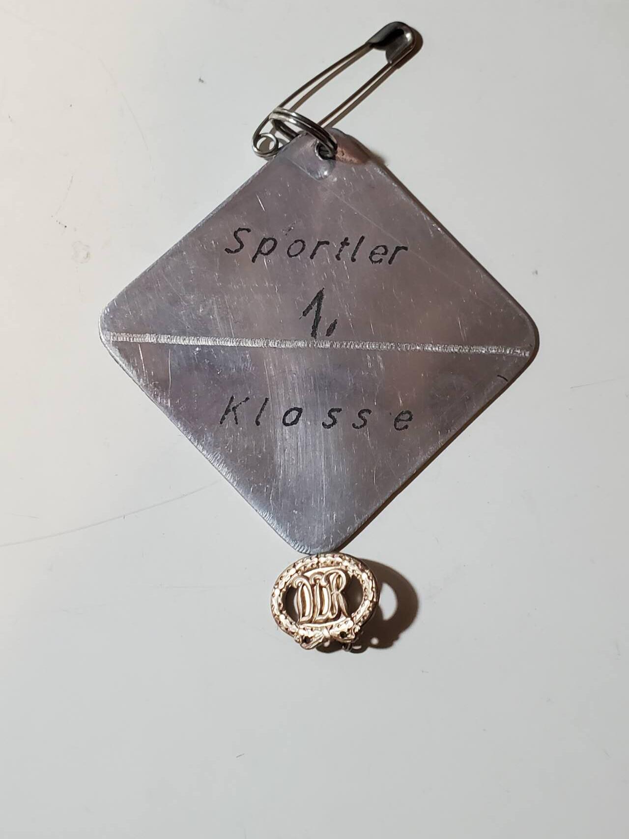 韵星假日军品类拍卖第40期 -- Rimey Holidays Militaria Auction 40 民主德国体能协会一级成员狗牌+体能证章一套