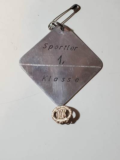 韵星假日军品类拍卖第40期 -- Rimey Holidays Militaria Auction 40 - 民主德国体能协会一级成员狗牌+体能证章一套