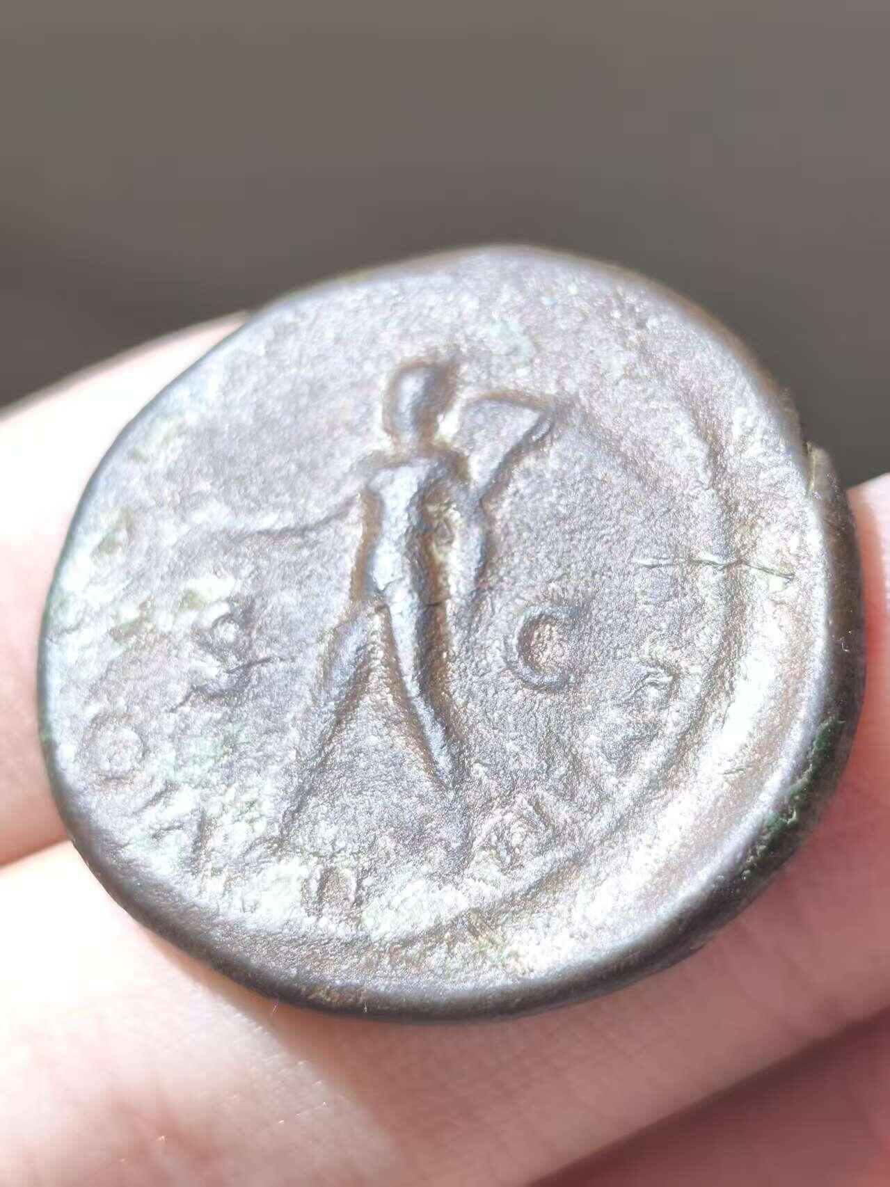 星盘世界钱币二月二十一日初五 世界古典币春节精品大拍 祝各位藏友马年大吉-新年新气象！ 尼禄都蓬第铜币，公元62-68年铸于罗马造币厂。背面是胜利女神手持棕榈叶与花环。币文是尼禄头衔及胜利的奥古斯都。不列颠尼亚水坑。