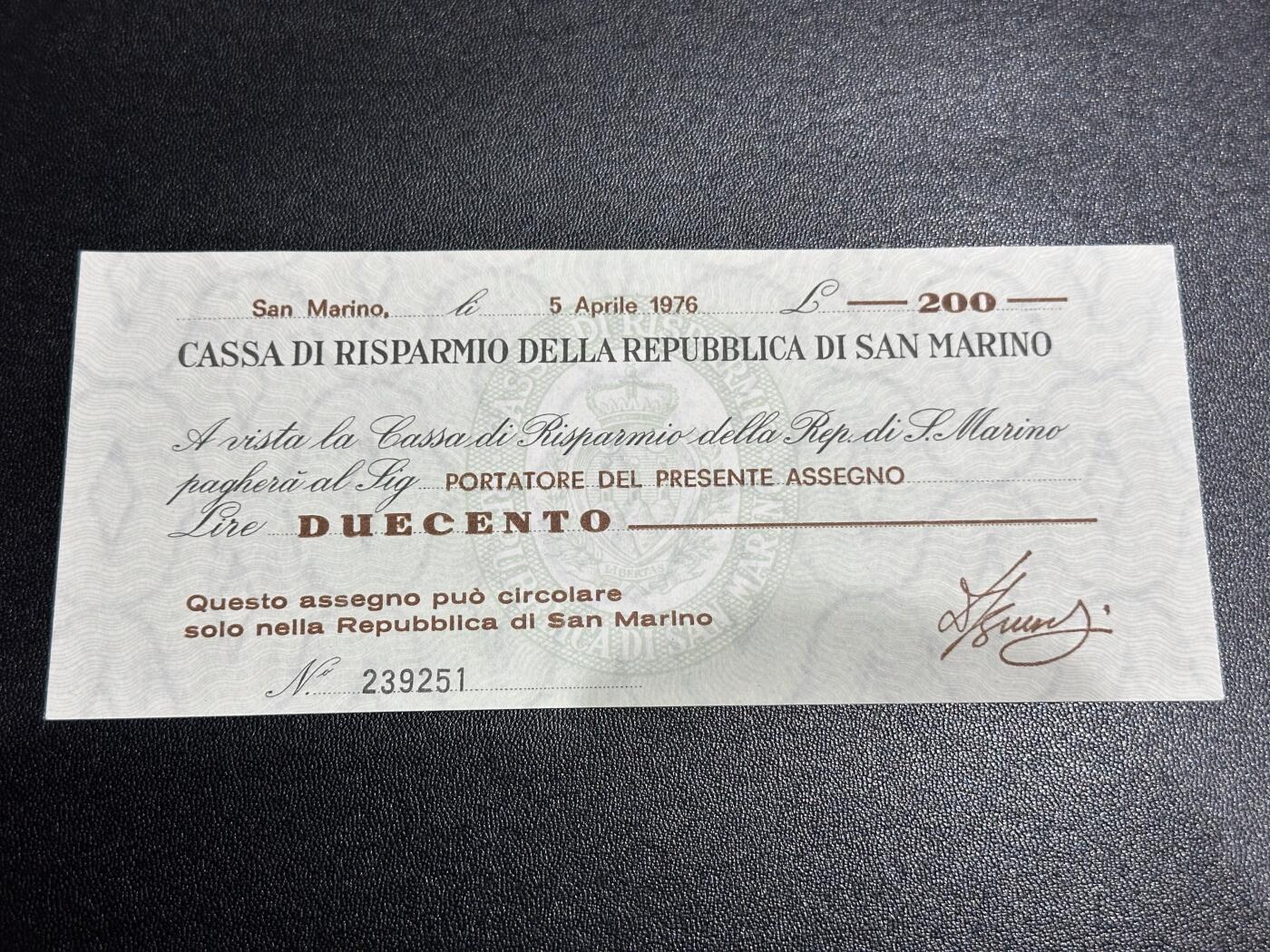 《外钞收藏家》第六百一十期（新年假期场/年后快递恢复正常再发货）（长期征集拍品、欢迎藏友们联系合作） 圣马力诺共和国1976年200里拉官方版钱币 稀少 基本全新