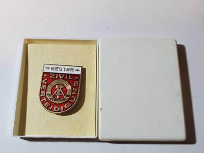 韵星假日军品类拍卖第40期 -- Rimey Holidays Militaria Auction 40 - 民主德国优秀民防成员奖章带原盒 库存品相