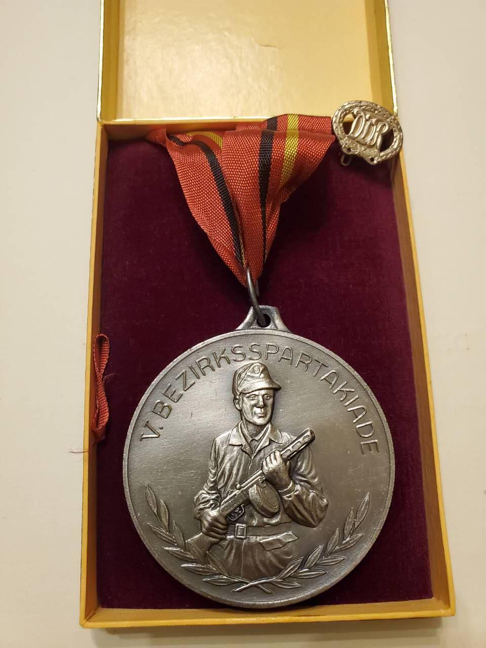 （450件拍品！制服徽章盛宴）罗岚⭐爱藏⭐年前甄选大拍场-店主清仓处理-分享拍场额外现金红包（实体经营） 稀有-- 民主德国莱比锡工战队资深军官奖章+金级体能奖章 非常大 接近一公斤重 制作非常精致 高浮雕 仿皮盒 品相非常好