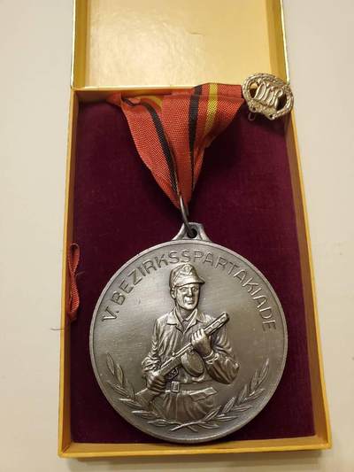 （450件拍品！制服徽章盛宴）罗岚⭐爱藏⭐年前甄选大拍场-店主清仓处理-分享拍场额外现金红包（实体经营） - 稀有-- 民主德国莱比锡工战队资深军官奖章+金级体能奖章 非常大 接近一公斤重 制作非常精致 高浮雕 仿皮盒 品相非常好