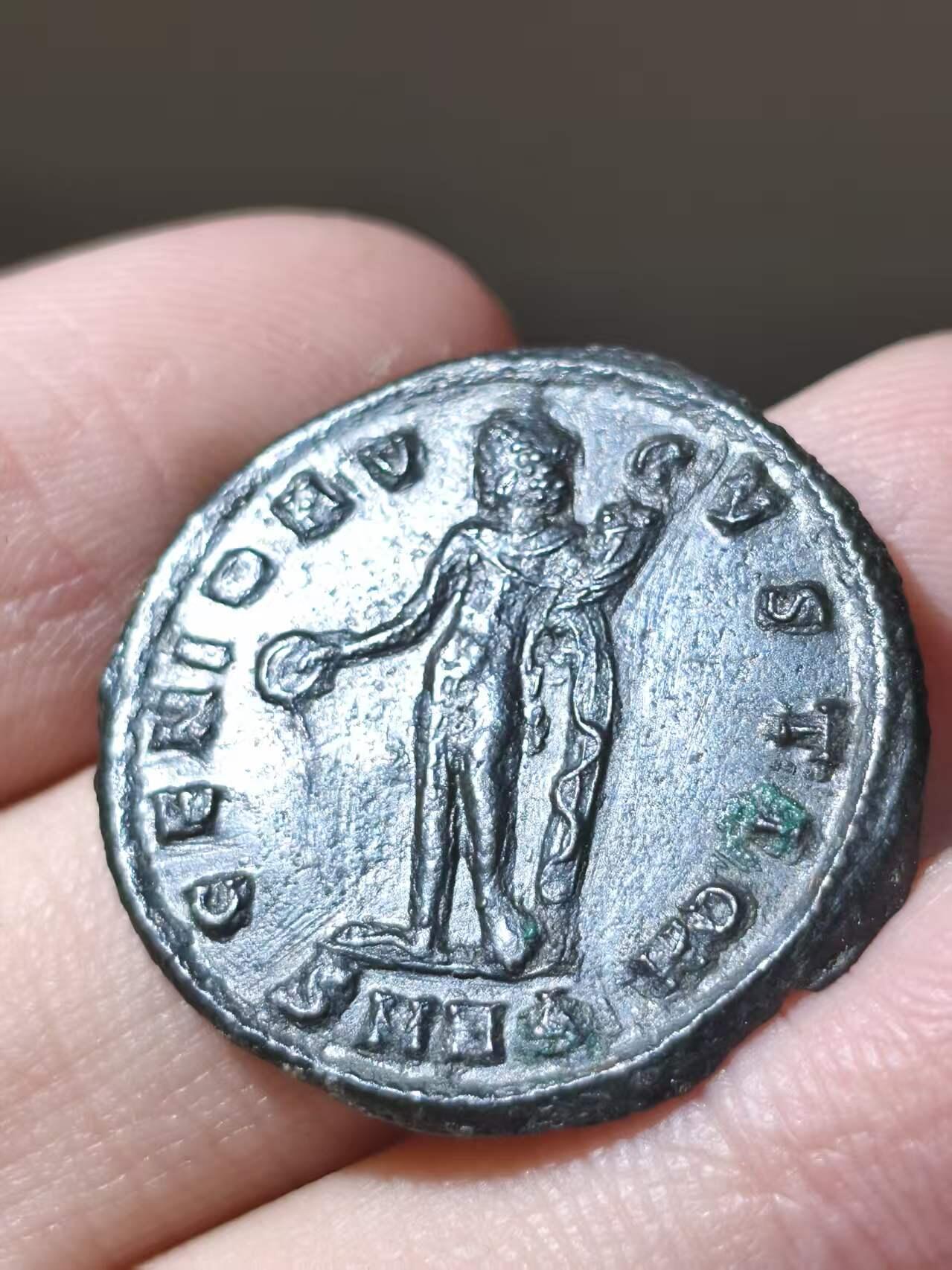 星盘世界钱币二月二十一日初五 世界古典币春节精品大拍 祝各位藏友马年大吉-新年新气象！ 伽列里乌斯富利铜币。公元310至311年铸于尼科米底亚Nicomedia。背面是奥古斯都守护神。背面币文最后的符号是合写的CMH，C是罗马数字100，MH是希腊数字48，意思据推测是面值100赛斯特提