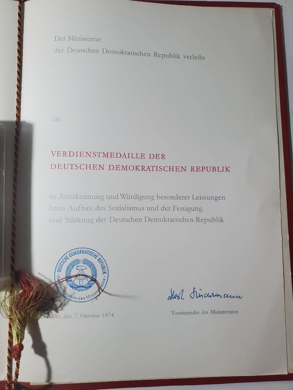 韵星假日军品类拍卖第40期 -- Rimey Holidays Militaria Auction 40 民主德国国家功勋奖章带原盒带证一套 好品无损 最高等级奖章 证少见