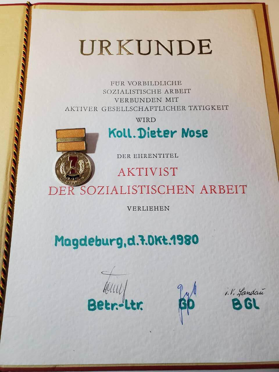 韵星假日军品类拍卖第40期 -- Rimey Holidays Militaria Auction 40 民主德国社会主义建设功勋活动家奖章带大证书（带封皮）一套 好品 少见半手写版本 主管亲签