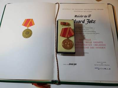 韵星假日军品类拍卖第40期 -- Rimey Holidays Militaria Auction 40 - 民主德国内务部武装力量特级一等优秀服务奖章实发带大证书一套 稀有版本证书 铜镀金极品 最高等级内务部服役奖章 少见一套