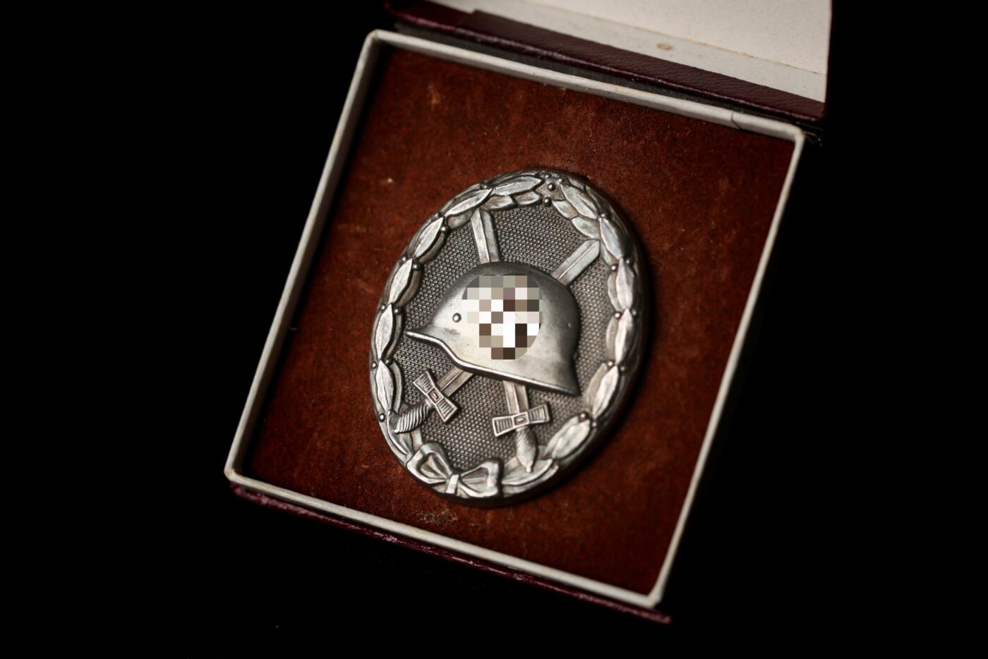 欢庆春节！戎马世界章牌大赏第112期春节大拍  德专场 原盒银质战伤奖章  章子品相好 盒子品相极其好 非常非常少见的原盒 极好