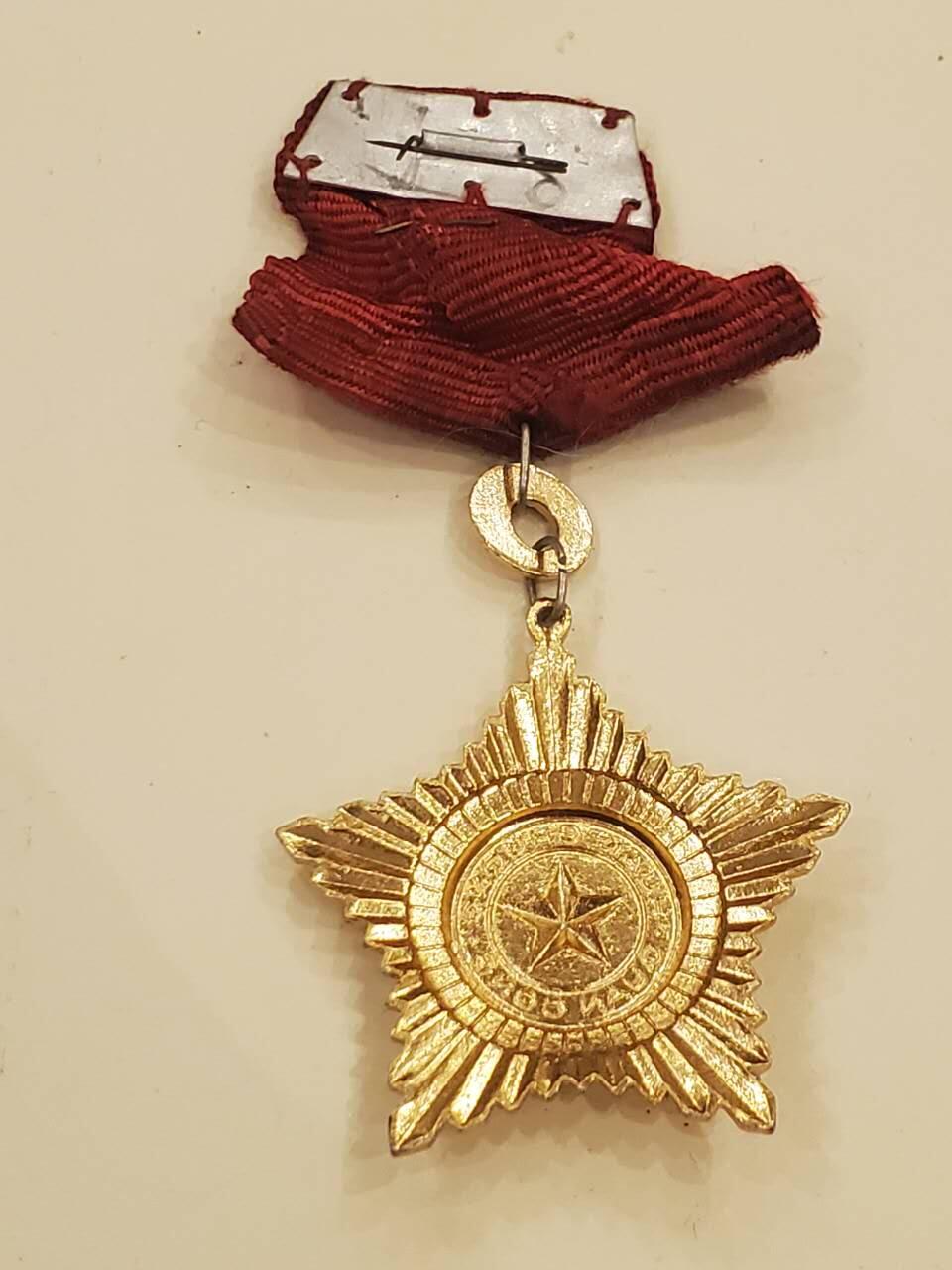 韵星假日军品类拍卖第40期 -- Rimey Holidays Militaria Auction 40 越南民主共和国（北越）三级军功勋章 好品 仅颁发给军官 非常少见 序列第五 最高军事勋章 保存完好