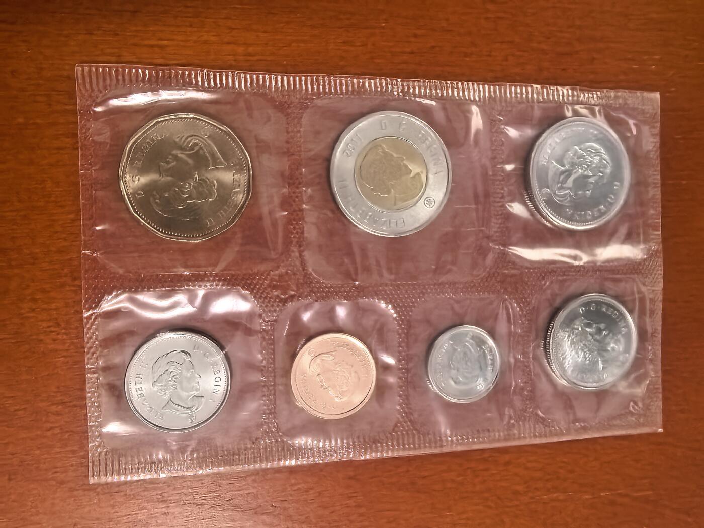 长老汇蛇年精选第九十九场拍卖 2011加拿大7枚套，原盒证，仅1元+2元克书就52美金了