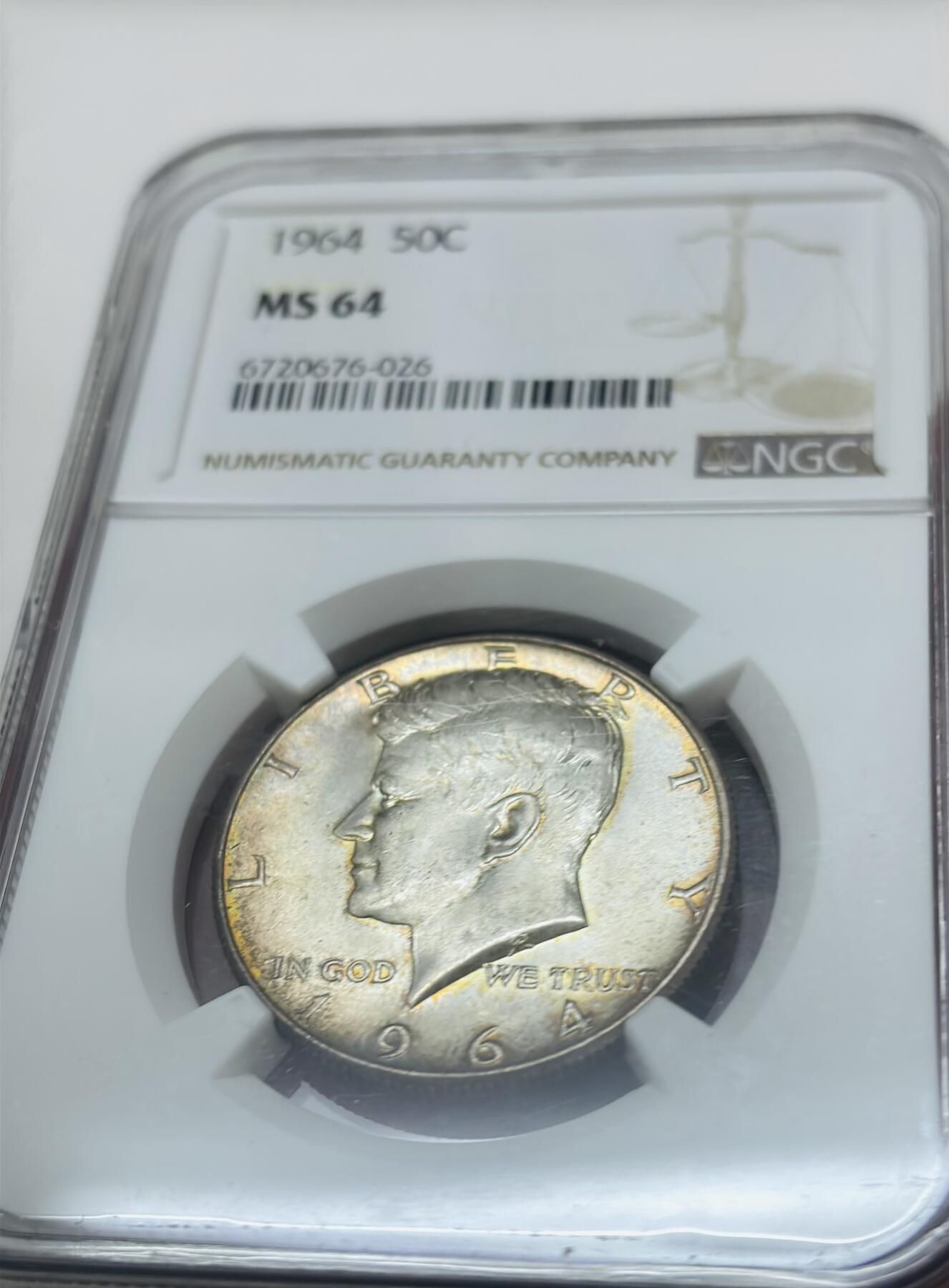【金马踏春，泉马奔腾】2026 年新年贺岁场，（定于年初五接财神截拍）祝各位老板马到成功，马上有钱，愿岁岁平安喜乐顺遂 NGC MS64 分 1964 年美国肯尼迪半美元银币，璀璨金环彩，暴力转光 12.5 克 900 银