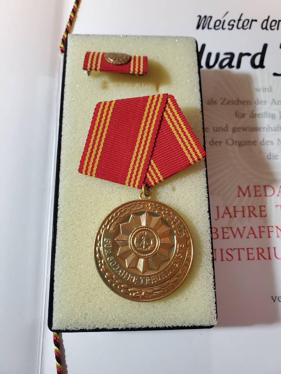 韵星假日军品类拍卖第40期 -- Rimey Holidays Militaria Auction 40 民主德国内务部武装力量特级一等优秀服务奖章实发带大证书一套 稀有版本证书 铜镀金极品 最高等级内务部服役奖章 少见一套