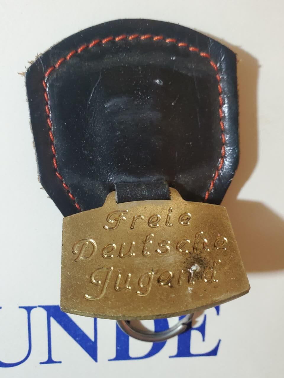 韵星假日军品类拍卖第40期 -- Rimey Holidays Militaria Auction 40 民主德国fdj青年团优秀青年农业学家证章+青年团领导证章，少见刻名实发 带证书一套（带直属组织统一社会党封皮）