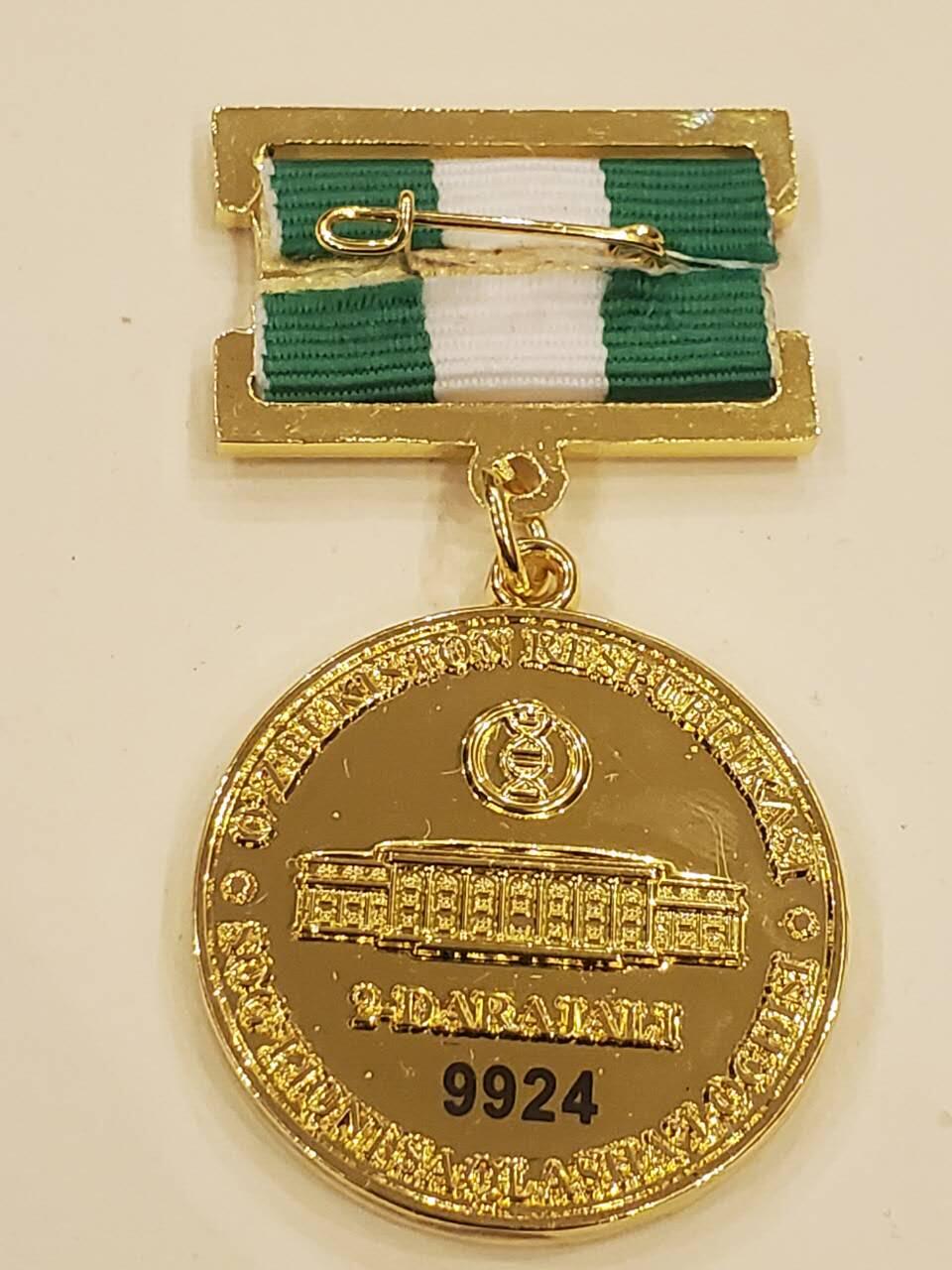 韵星假日军品类拍卖第40期 -- Rimey Holidays Militaria Auction 40 乌兹别克斯坦共和国卫生部二级优秀服务人员奖金奖章 实发9924号 非常稀少 设计继承苏联的奖金奖章 铜镀金 非常厚重 仅颁发给高级官员