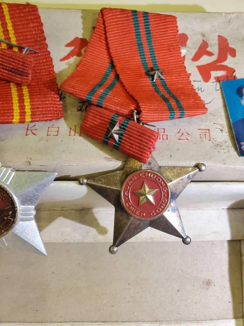 韵星假日军品类拍卖第40期 -- Rimey Holidays Militaria Auction 40 越南越战士兵小套 -- 带原主佩戴勋章照片 和原主照片上原勋章 二级光荣战士勋章带略 白铜版本越战时期三级战功勋章带略 原主自配原盒