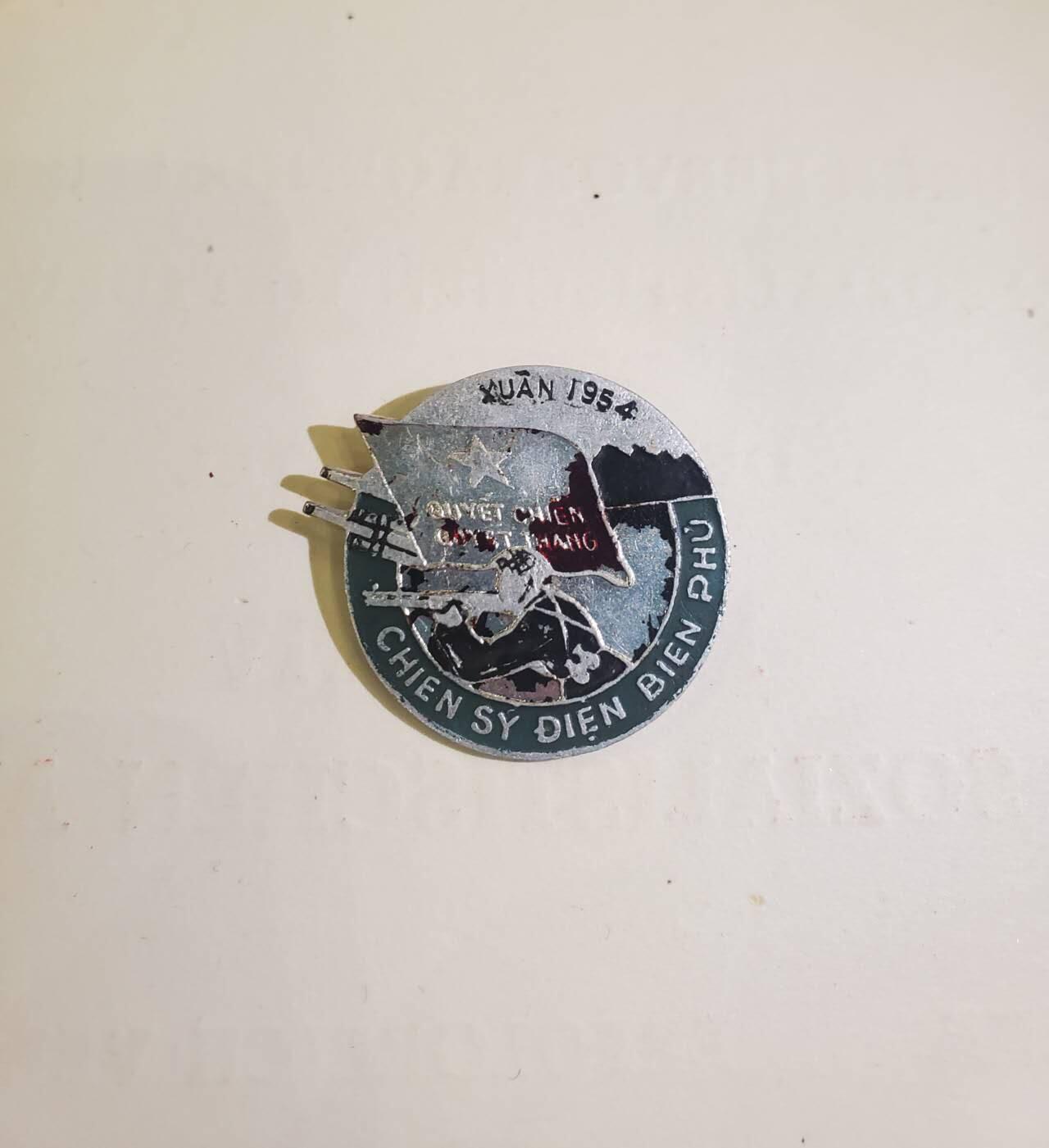 韵星假日军品类拍卖第40期 -- Rimey Holidays Militaria Auction 40  越盟极早期奠边府战士奖章颁发给越南独立战争中与法军作战的军官和士兵 极早期时期的产物 保存很好