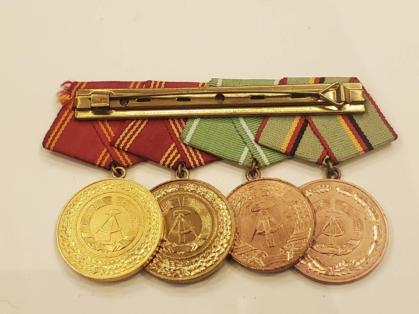 韵星假日军品类拍卖第40期 -- Rimey Holidays Militaria Auction 40 民主德国内务部武装力量军官四联排-- 铜级功绩奖章 铜级优秀服务 特级二等 特级一等 涵盖最高级奖章 镀金完好