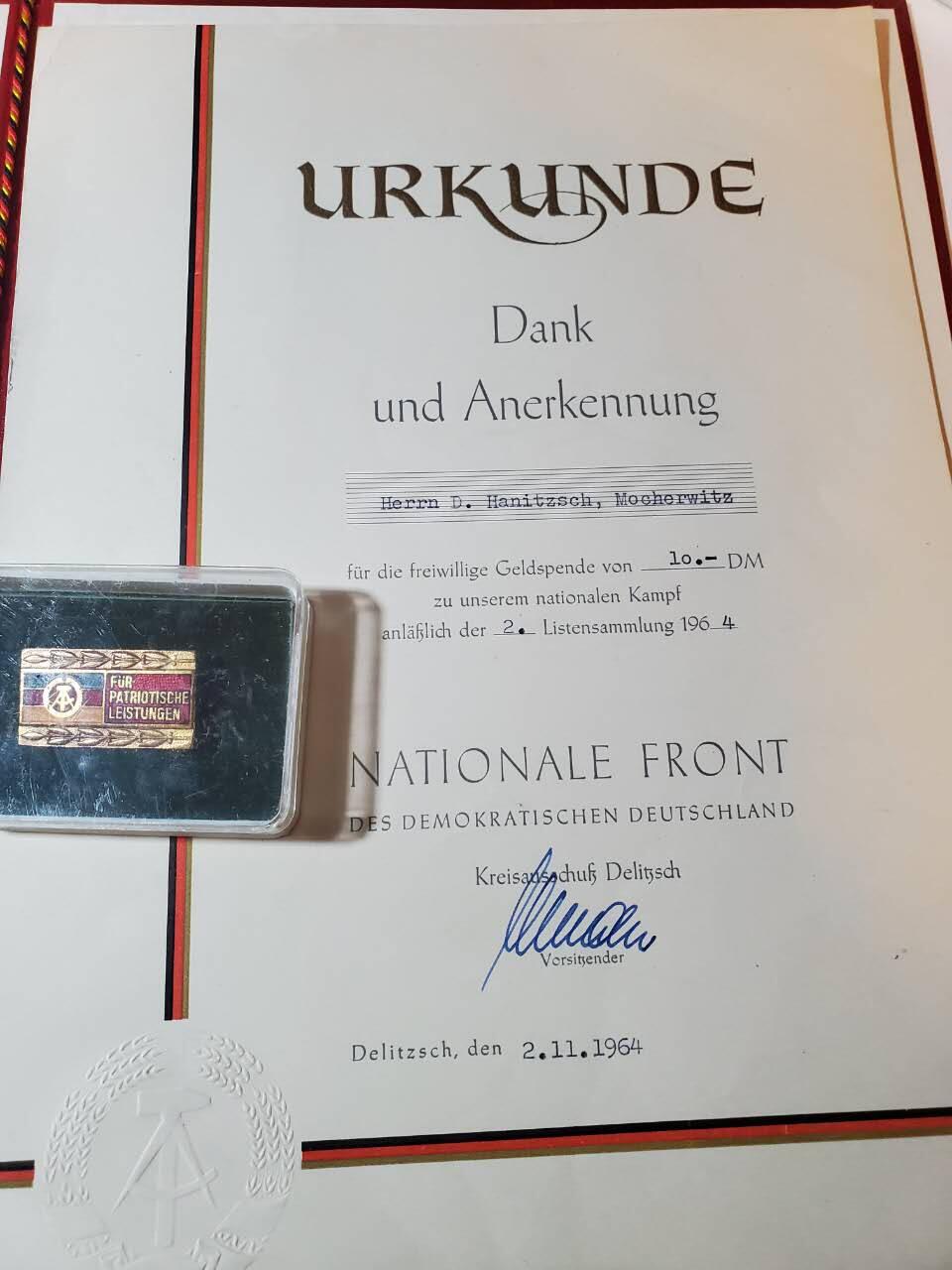 韵星假日军品类拍卖第40期 -- Rimey Holidays Militaria Auction 40 民主德国国家阵线奖章带原盒实发证书一套 好品无损