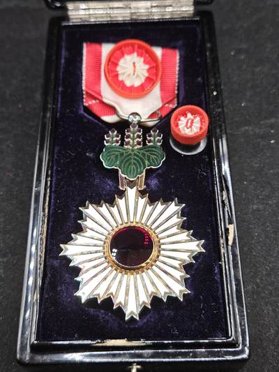 0元起拍勋章 第333期 咸鱼国勋章拍卖专场 2月11日（周三）下午6：00开始 - 日本四等旭日章 银制带盒略 盒有小裂不明显
