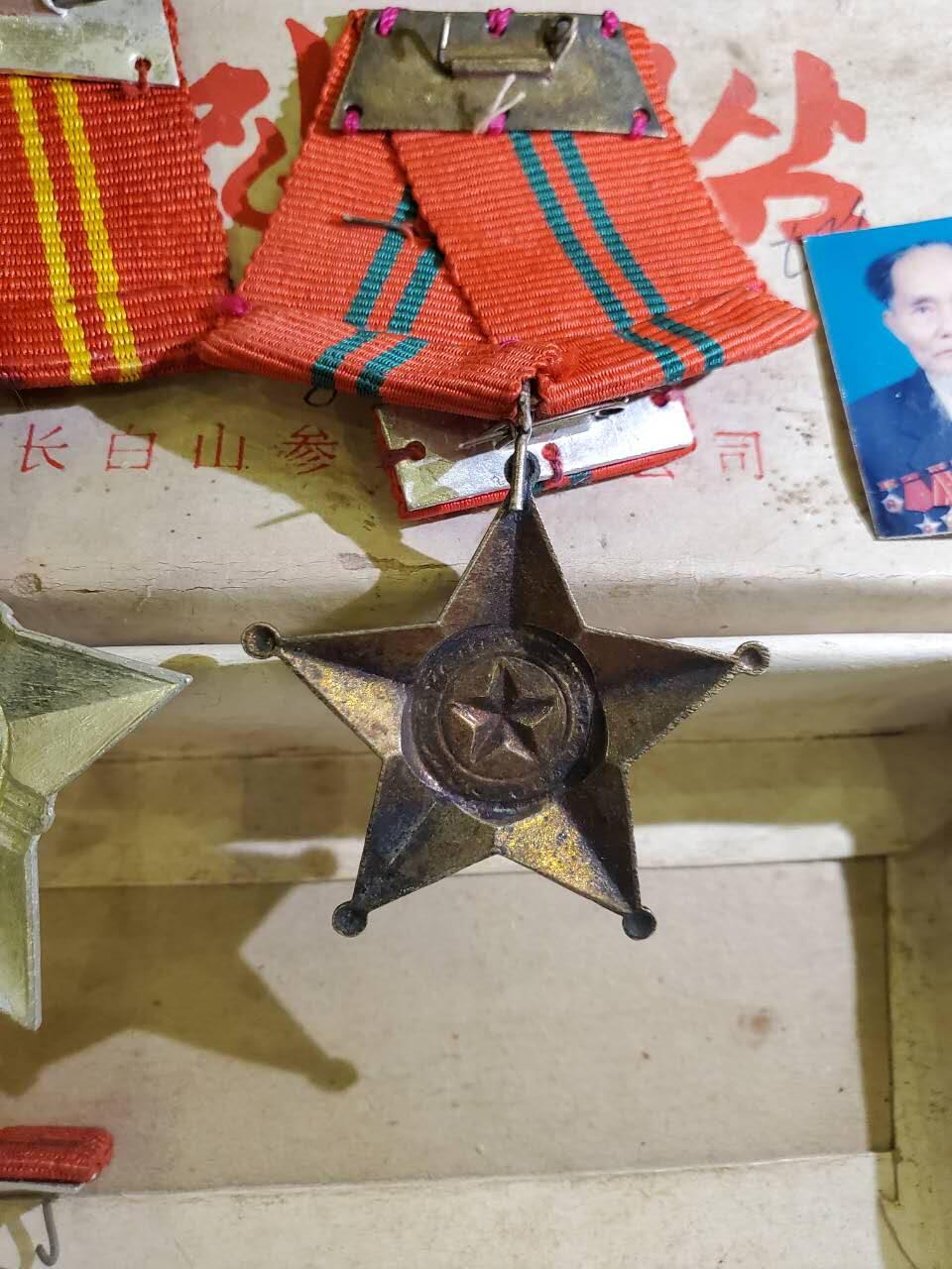 韵星假日军品类拍卖第40期 -- Rimey Holidays Militaria Auction 40 越南越战士兵小套 -- 带原主佩戴勋章照片 和原主照片上原勋章 二级光荣战士勋章带略 白铜版本越战时期三级战功勋章带略 原主自配原盒