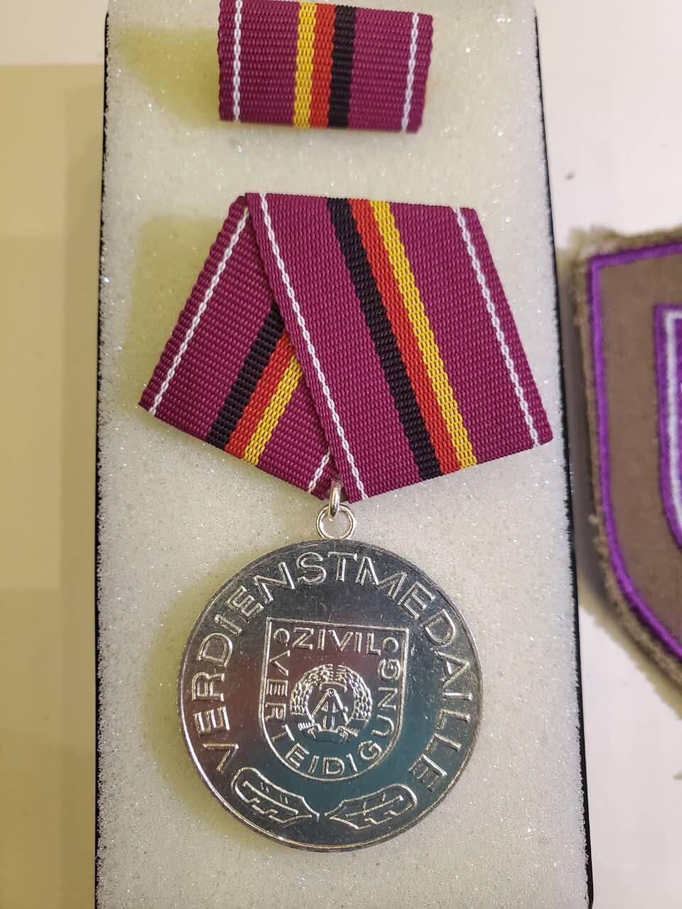 韵星假日军品类拍卖第40期 -- Rimey Holidays Militaria Auction 40 民主德国银级民防功绩奖章带盒略一套+民防臂章一套 好品铜镀银