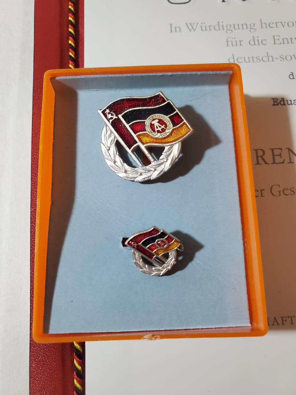 韵星假日军品类拍卖第40期 -- Rimey Holidays Militaria Auction 40 民主德国银级苏德友谊奖章带迷你带原盒带证实发一套 一套带证很罕见 均好品无损 