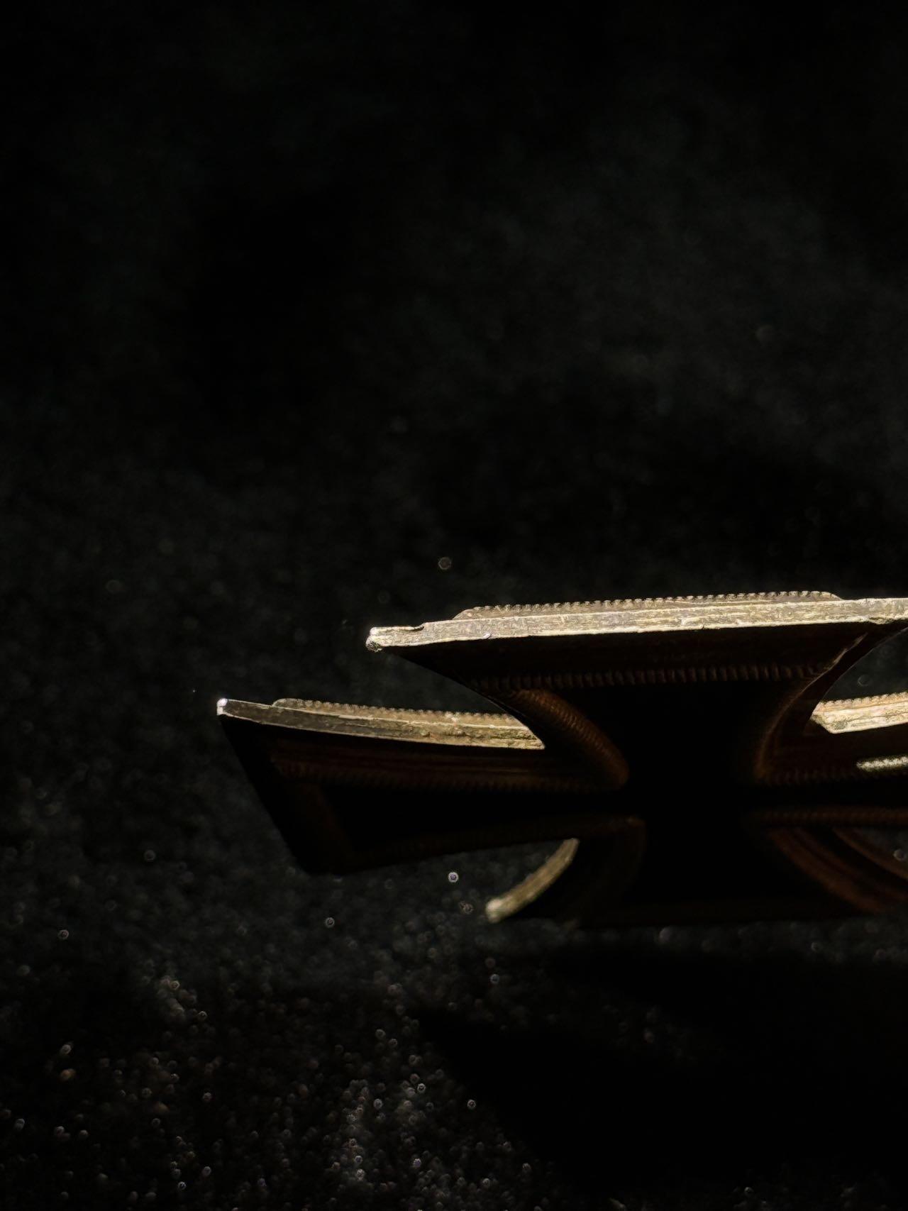 欢庆春节！戎马世界章牌大赏第111期春节大拍 德国二战二级铁十字勋章，65标，漆面有轻微瑕疵，一角有磕