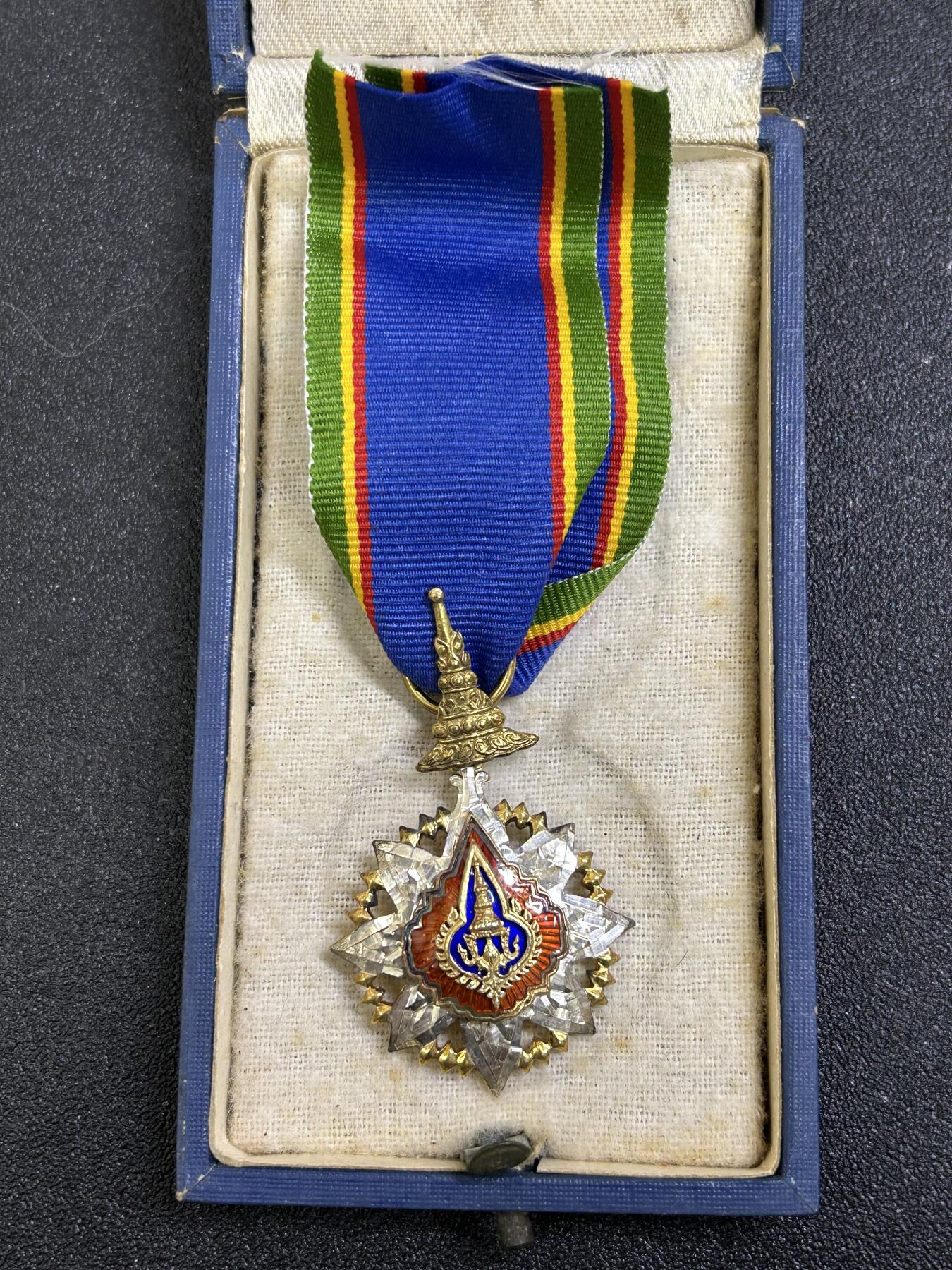 西秦中古拍卖第七十七期 2026马年新春专场 本场拍品年初九发出 泰国军官级王冠勋章 银制有标 带早期纸盒