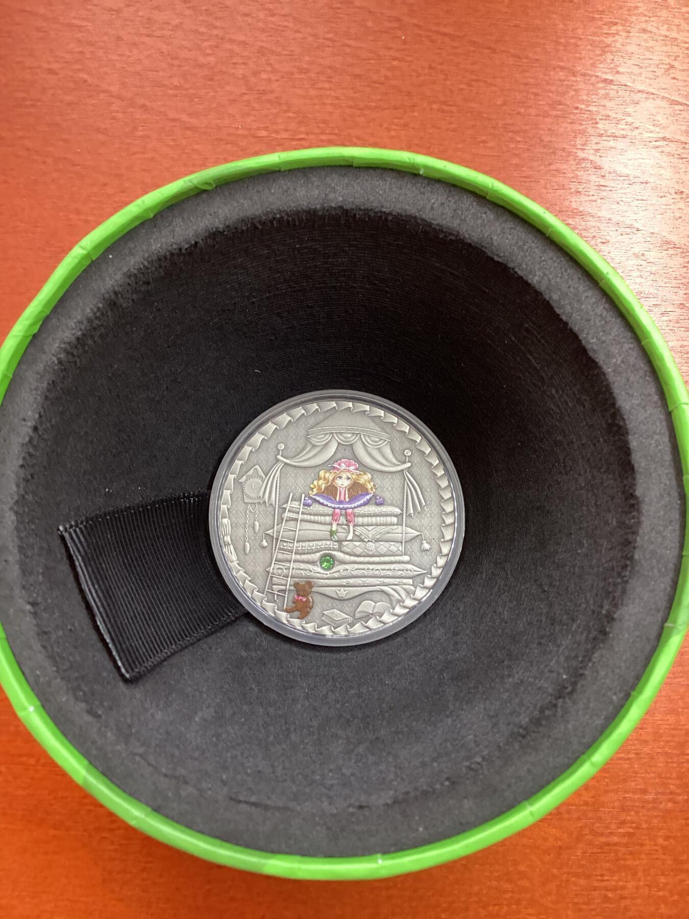 长老汇蛇年精选第一百场拍卖 2021纽埃安徒生童话《豌豆公主》1盎司仿古彩色银币，999银，直径40MM，UV打印技术，高浮雕，镶嵌施华洛水晶，1000枚，立陶宛造币厂出品，豌豆点桶盒